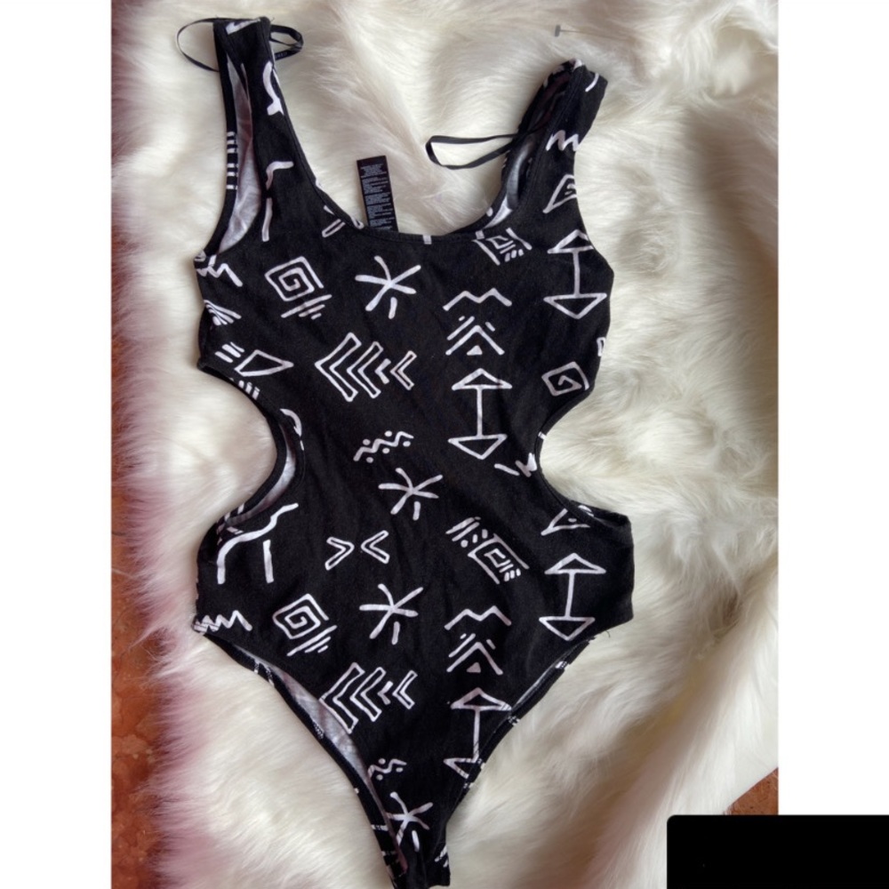 Side Cut Out \ Body suite \ Printed Shaped Pattern
